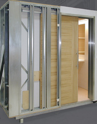 Fertigbad mit Schiebetüre im Leichtbauständerwerk integriert. Die Türlaibung wird mit Edelstahlprofilen verkleidet.